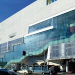 Beverly Center LA Streckmetall-Fassade Großmasche geschwungen Seitenansicht