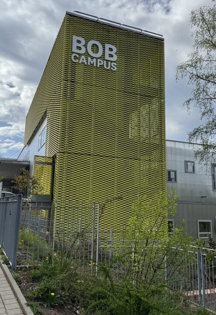 streckmetalle architektur fassade bob campus masche LA400 01 tiny