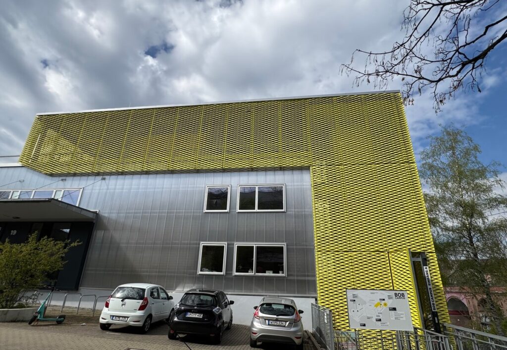 streckmetalle architektur fassade bob campus masche LA400 04 tiny