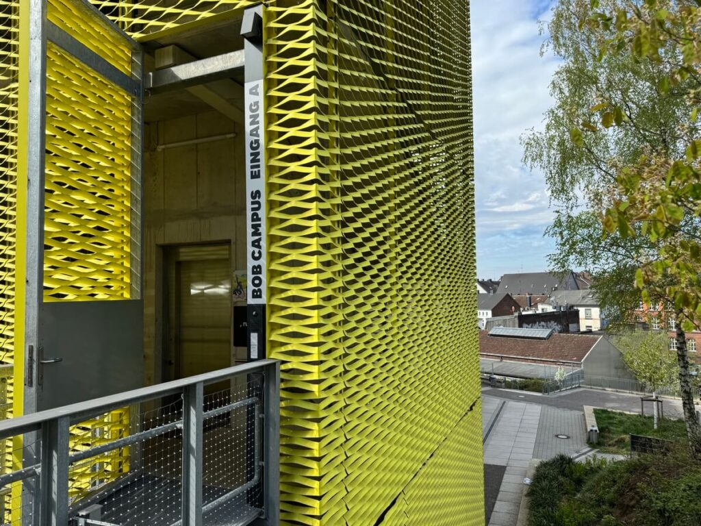 streckmetalle architektur fassade bob campus masche LA400 05 tiny