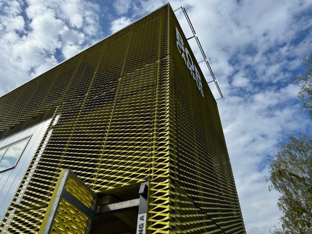 streckmetalle architektur fassade bob campus masche LA400 06 tiny