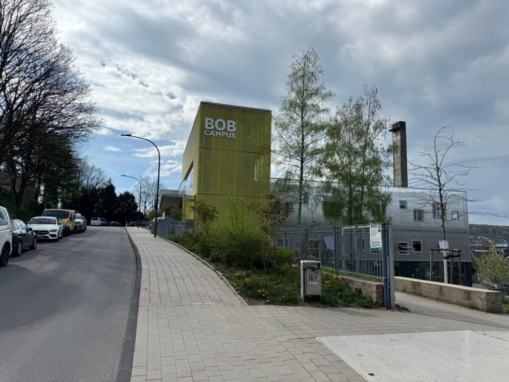 streckmetalle architektur fassade bob campus masche LA400 12 tiny