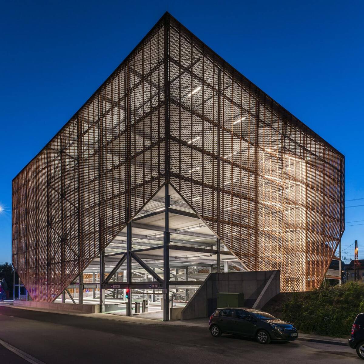 Streckmetall Architektur Fassade Parkhaus Singen Großmasche E500 Nachtansicht