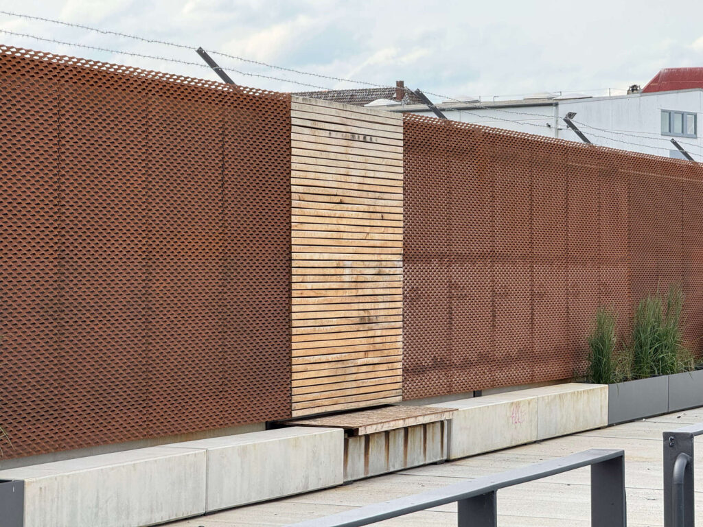 Streckmetall Architektur Fassade Cortenstahl Sichtschutz Front- und Teilansicht Flensburger Förde