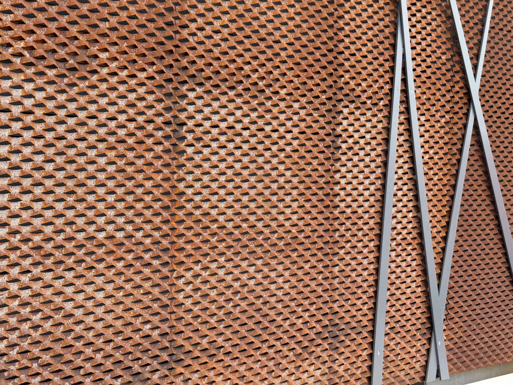 Streckmetall Architektur Fassade Cortenstahl Sichtschutz Detailansicht Flensburger Förde
