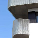 Streckmetall Architektur geschwungene Balkon Lucerna E150 Nahansicht