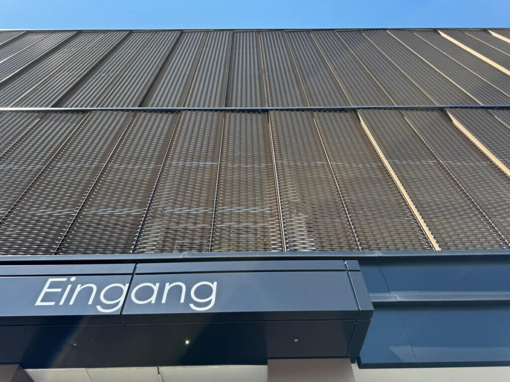 Streckmetall Architektur Parkhaus DUS E300 Eingang Front bearbeitet