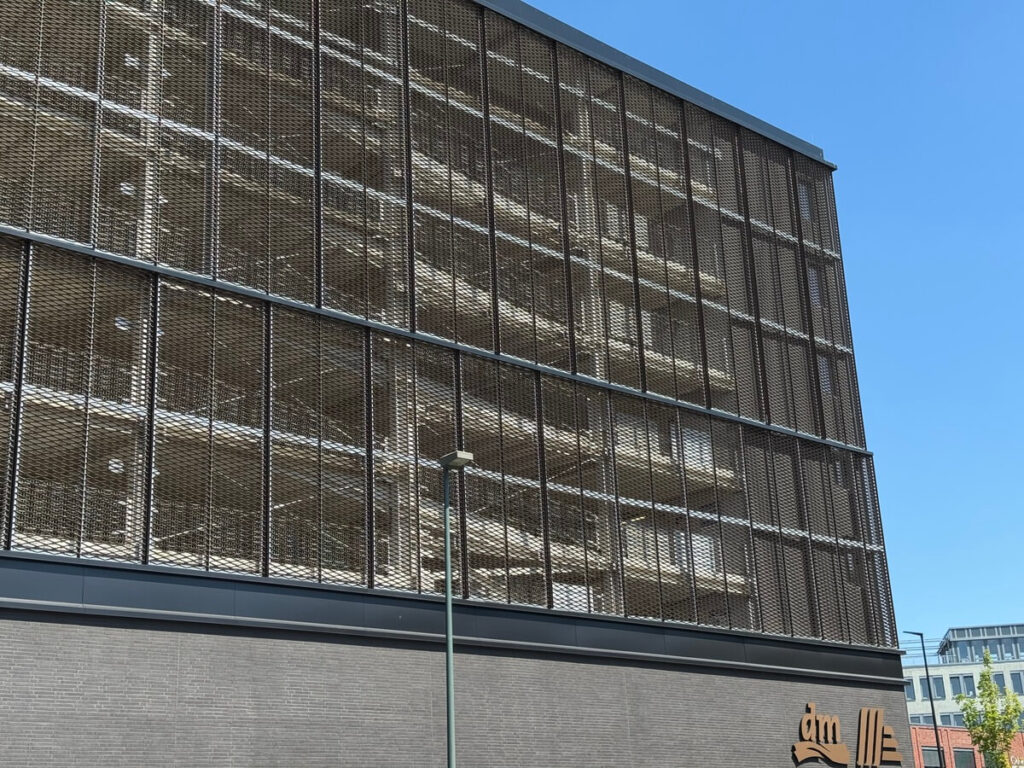 Streckmetall Architektur Parkhaus DUS E300 Seitenansicht bearbeitet