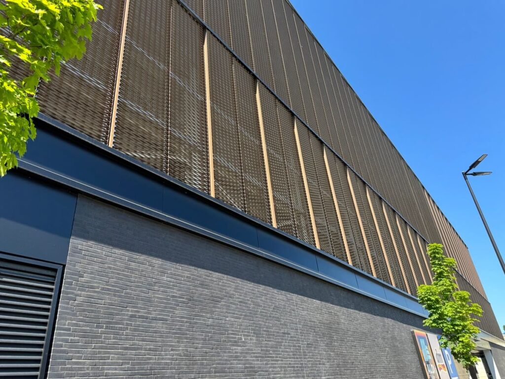 Streckmetall Architektur Parkhaus DUS E300 Seitenblick bearbeitet