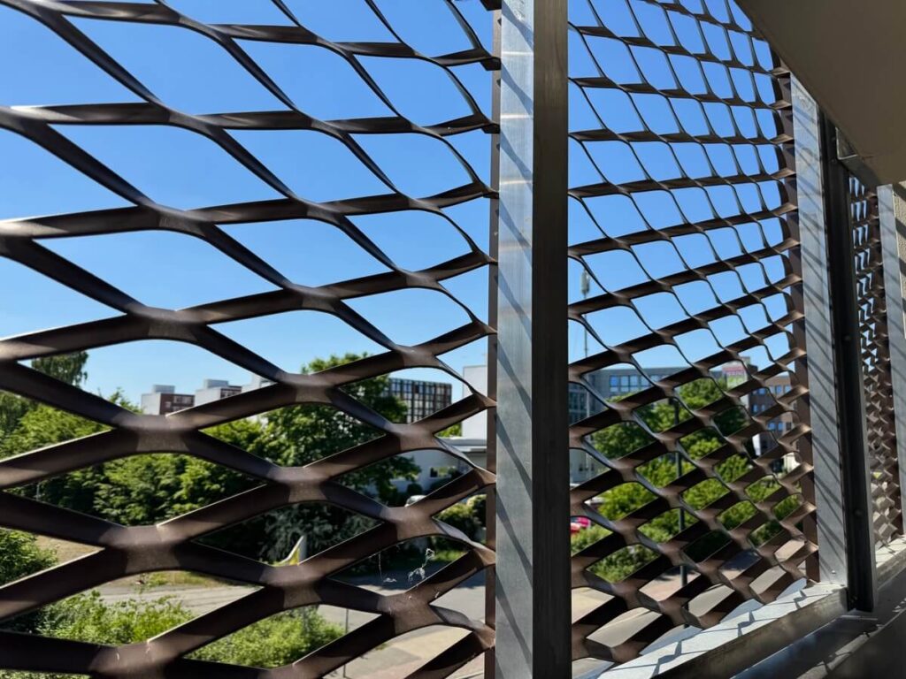 Streckmetall Architektur Parkhaus DUS E300 Sicht von innen nach aussen bearbeitet