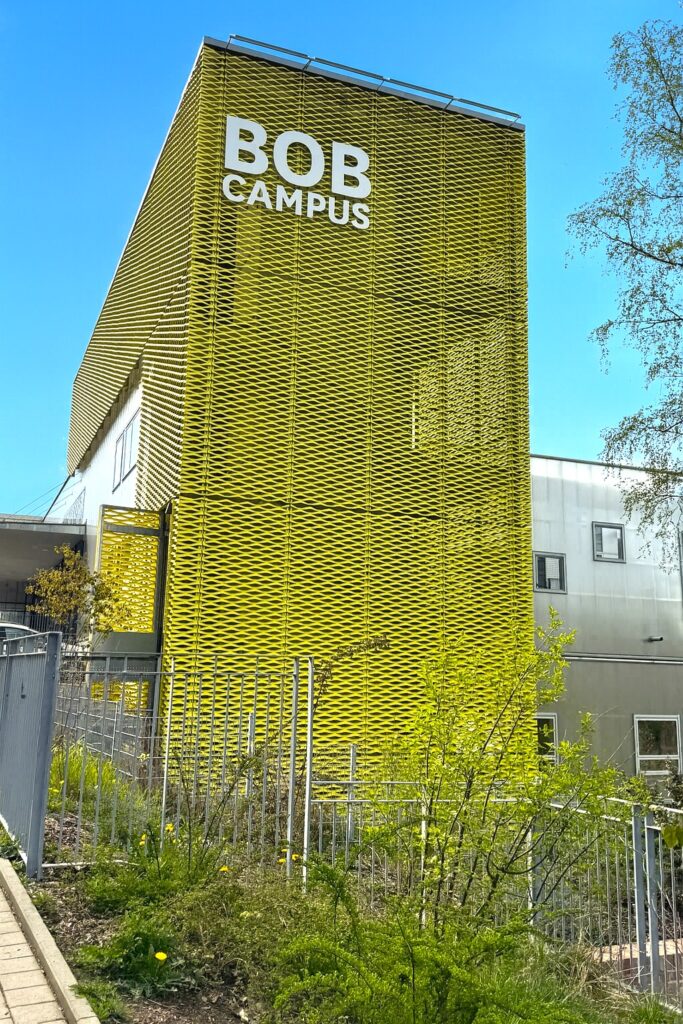 Streckmetalle Architektur Fassade Bob Campus Masche LA400 Seitenansicht