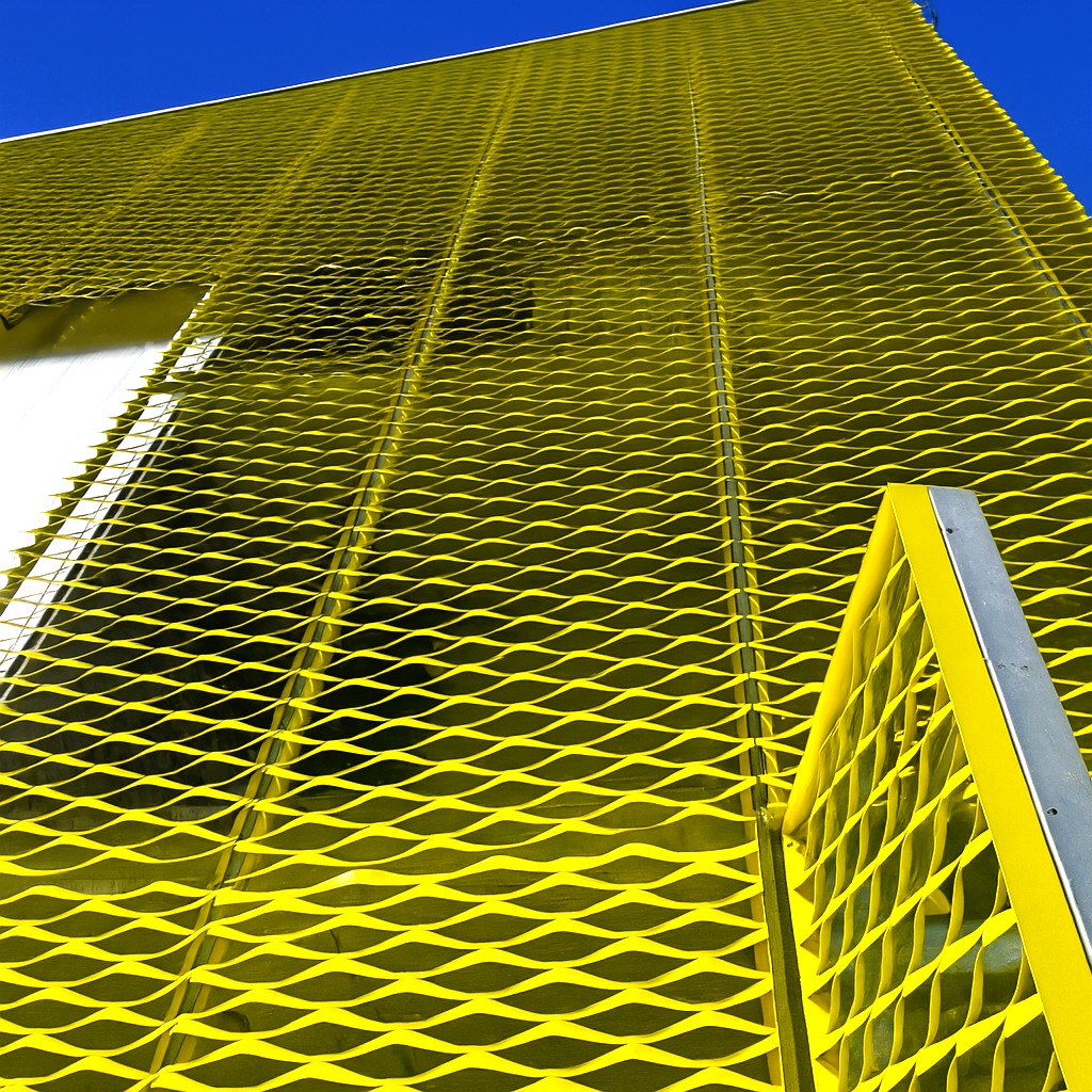 Streckmetalle Architektur Fassade Bob Campus Masche LA400 Ansicht Tür und Turm